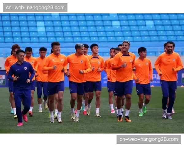 赛前踩场训练,多名主力球员穿着“保护靴”引关注 赛前踩场训练,多名主力球员穿着“保护靴”引关注