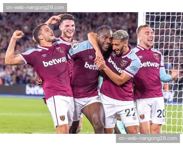 战术板:恩波利对阵热那亚,保级生死战的攻防博弈将在中场展开。 战术板:恩波利对阵热那亚,保级生死战的攻防博弈将在中场展开。