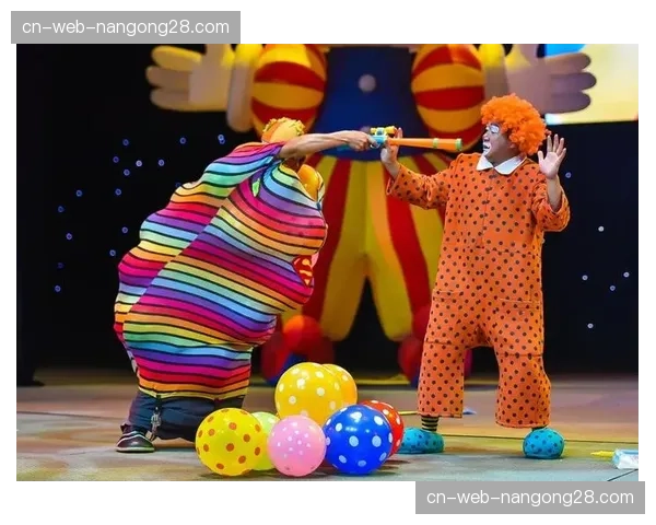 暂停期间,王牌队吉祥物表演失误滑稽摔倒,逗乐全场观众