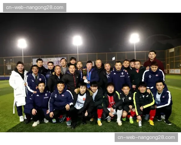 辽宁队举办夺冠庆典，数万球迷聚集在俱乐部广场庆祝